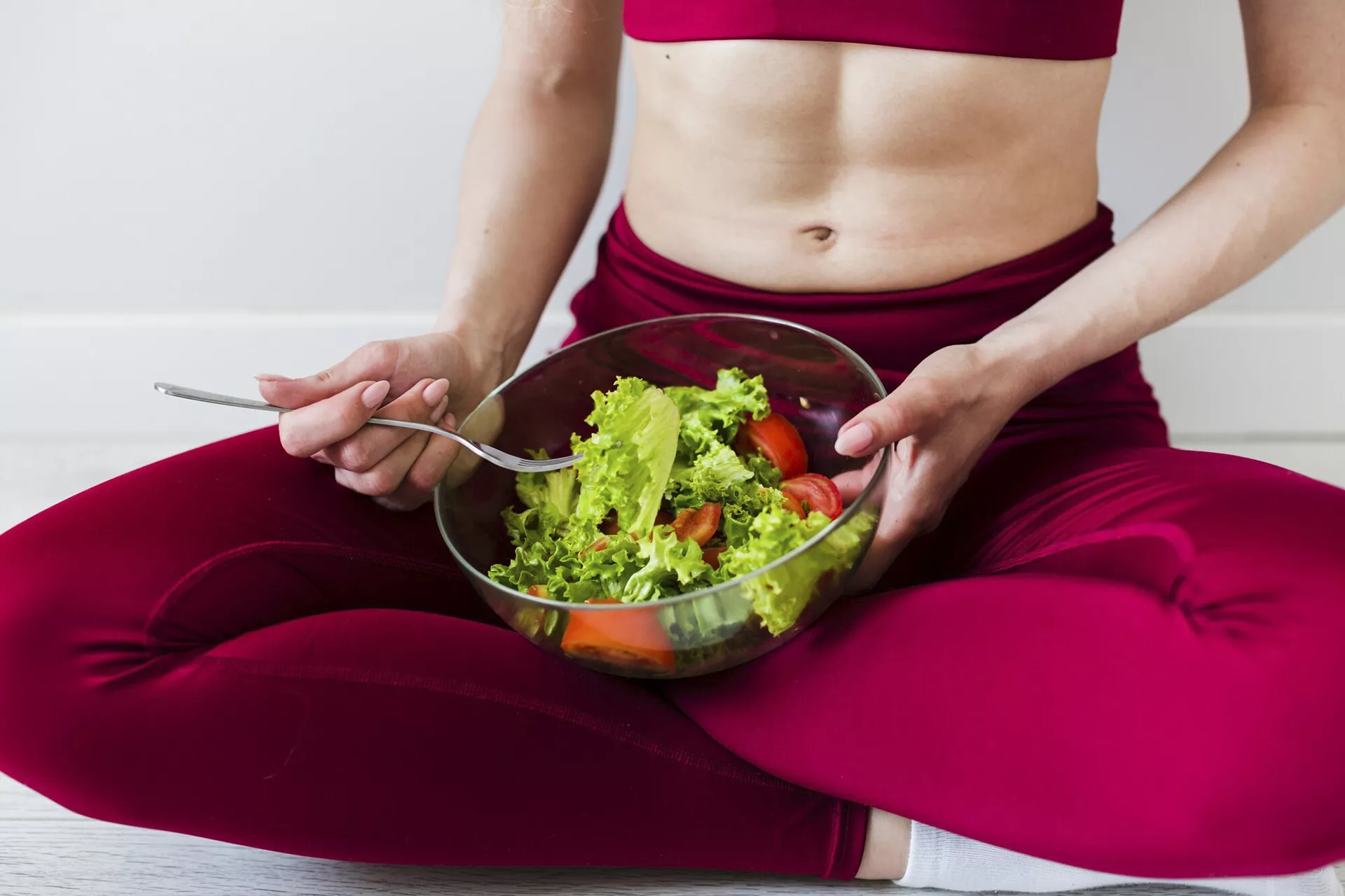 Mujer sentada comiendo una ensalada